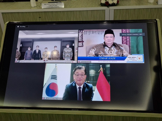 LG에너지솔루션 컨소시엄이 지난달 29일 인도네시아 4개 공기업이 만든 배터리 합작사 IBI와 업무협력 합의각서를 체결했다고 7일 인도네시아 투자부 등이 전했다. 사진은 HoA 체결식에 화상 참석한 박태성 주인도네시아 한국 대사, 우마르 하디 주한국 인도네시아 대사. <연합뉴스>